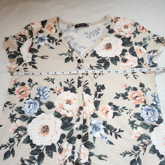 Floral Beige Button-Up Women's Top - Picture 8 of 11